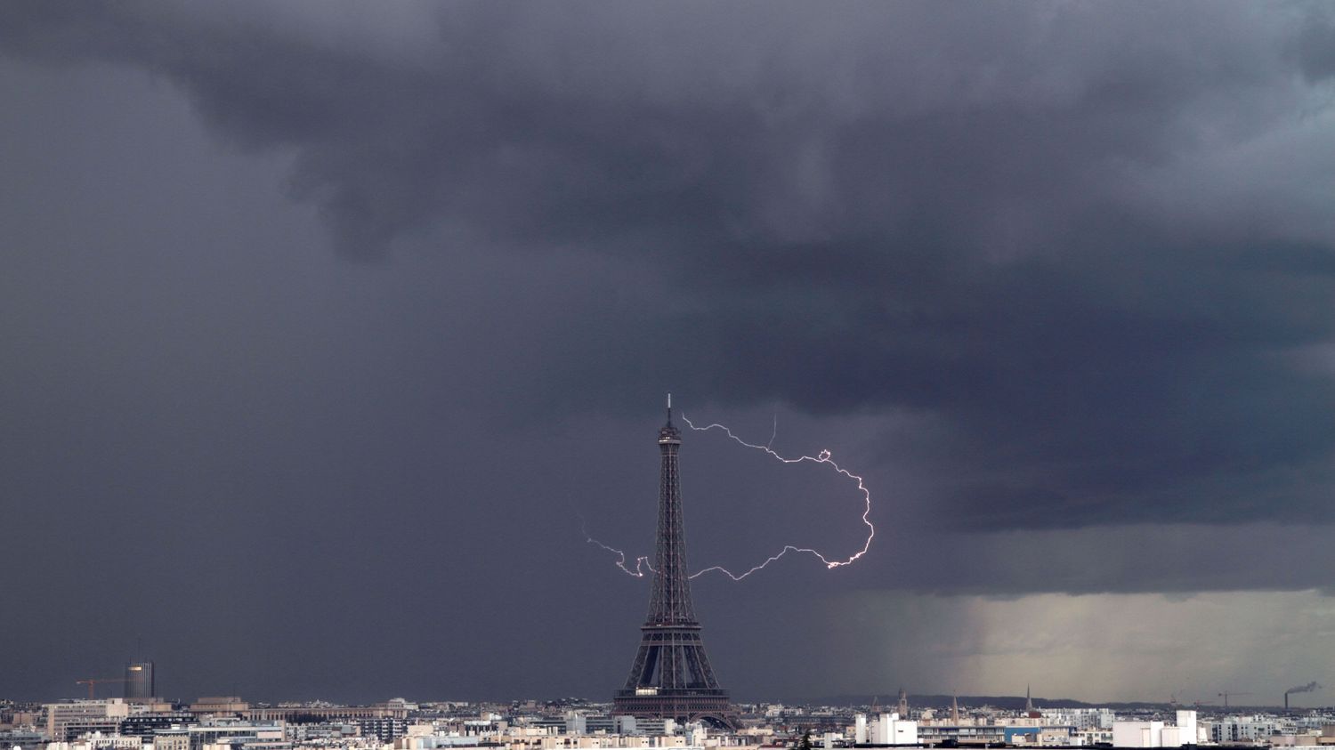 Orages : fermeture des espaces verts à Paris, annulation des événements à l'extérieur à Laval et du dernier jour du festival Rio Loco à Toulouse