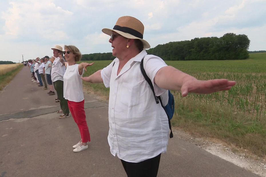 VIDÉO. "Un projet démesuré", une chaîne humaine de 200 personnes s'oppose à un projet éolien dans le Loiret