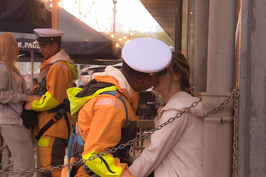 VIDEO - les adieux des marins du bout du monde et de leurs fiancées de l'Armada