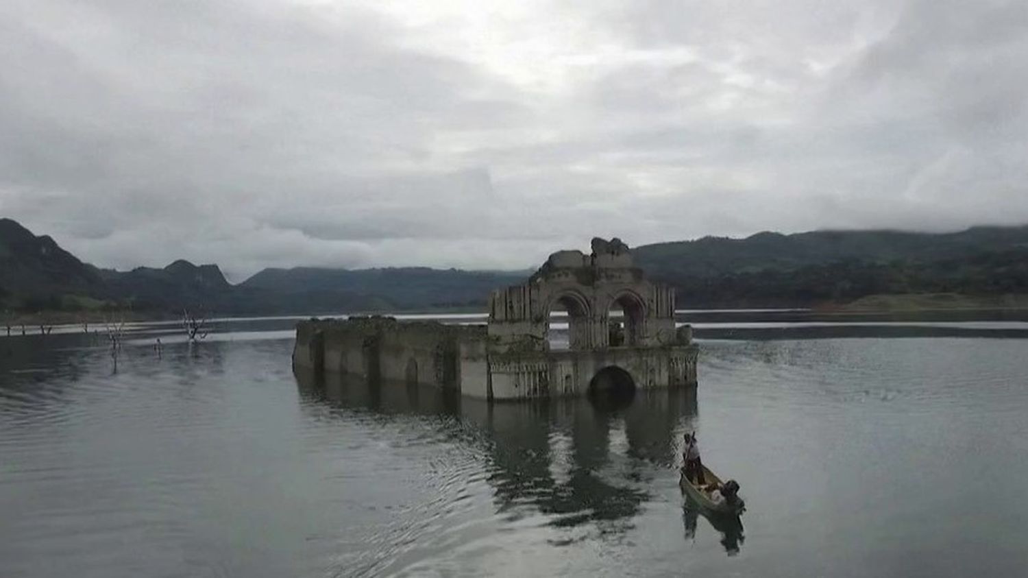 Mexique : la sécheresse révèle une église submergée, les pêcheurs sont inquiets