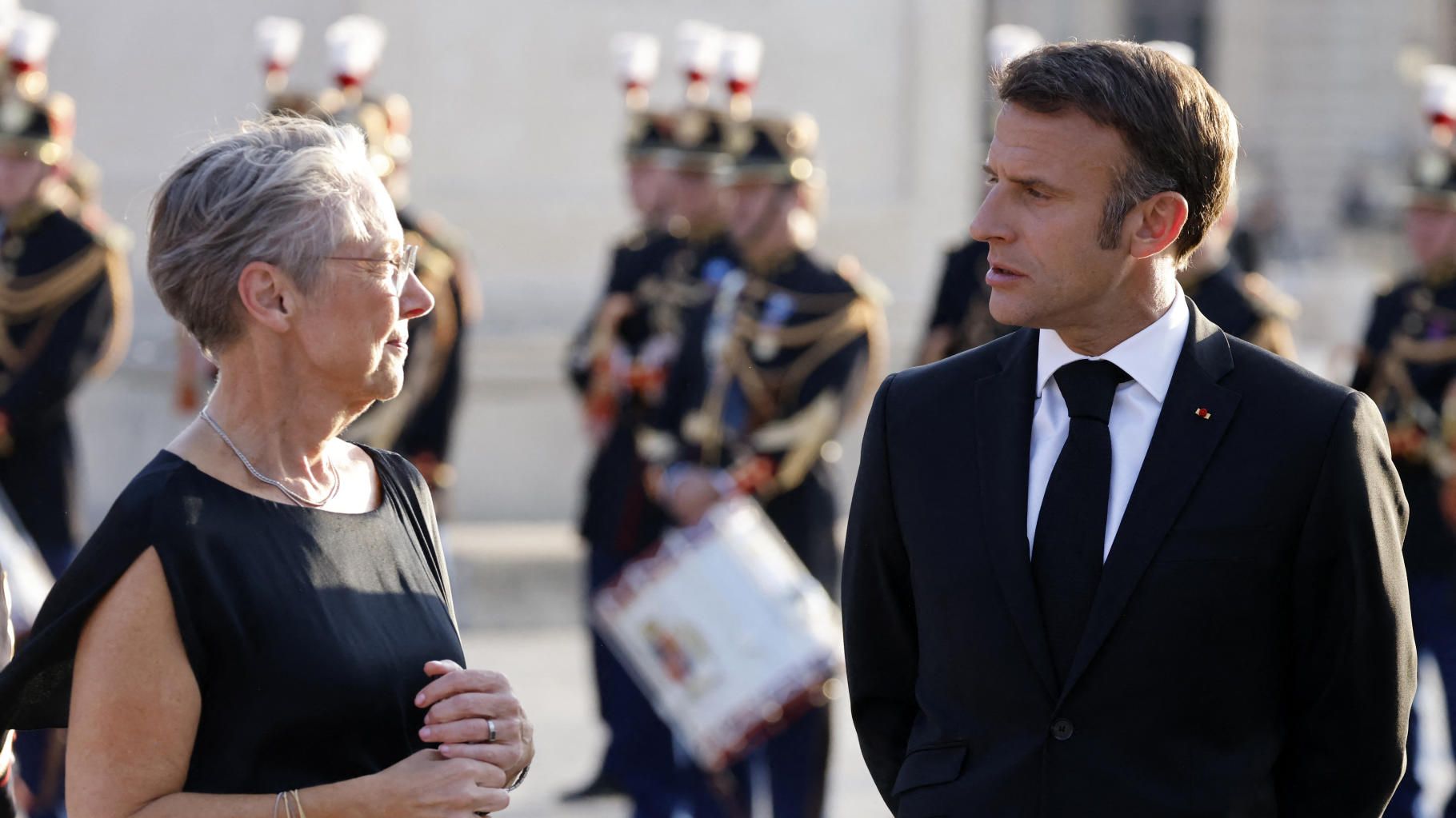 Élisabeth Borne confirmée par Emmanuel Macron, les oppositions moquent un " bateau qui coule " avant le remaniement