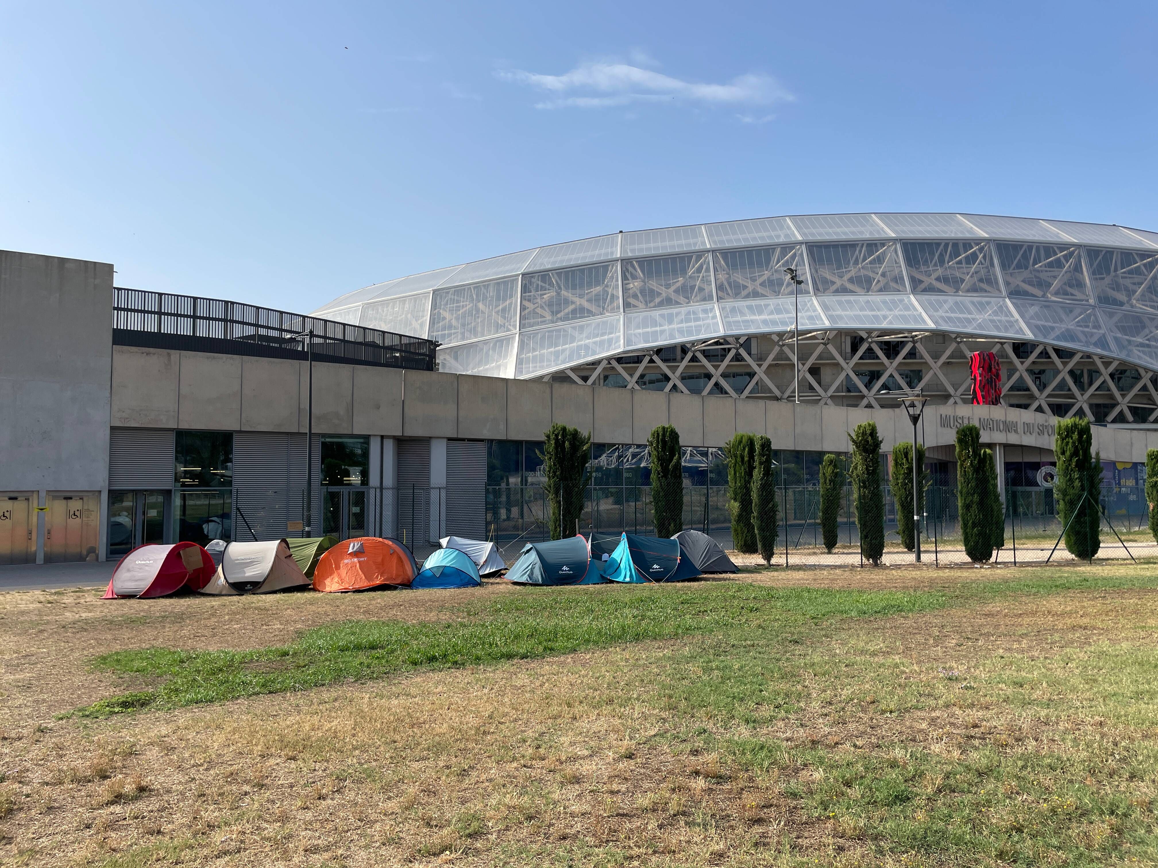 Déjà des tentes de fans devant l’Allianz Riviera, à 11 jours du concert de Mylène Farmer à Nice