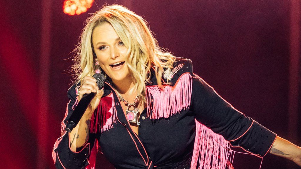 Miranda Lambert Stops Singing “Tin Man” In Las Vegas Concert To Call Out Fans Taking Selfies