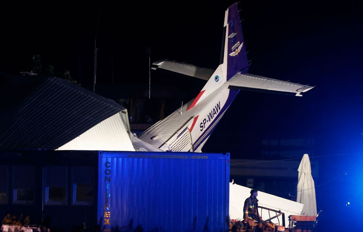 Un petit avion s'écrase sur un hangar, cinq personnes tuées et huit blessées