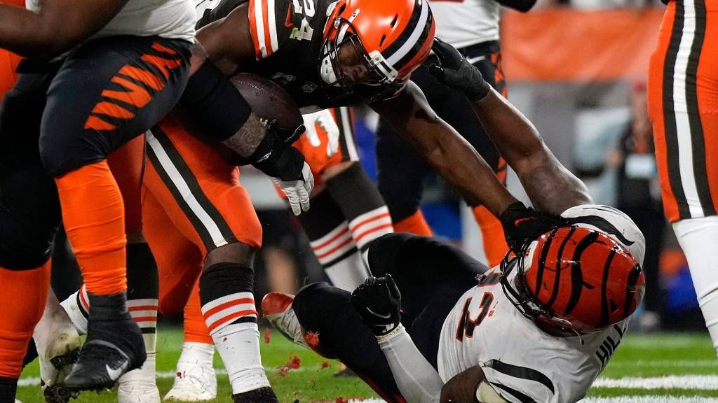 Browns and Bengals get into interstate squabble over white helmets