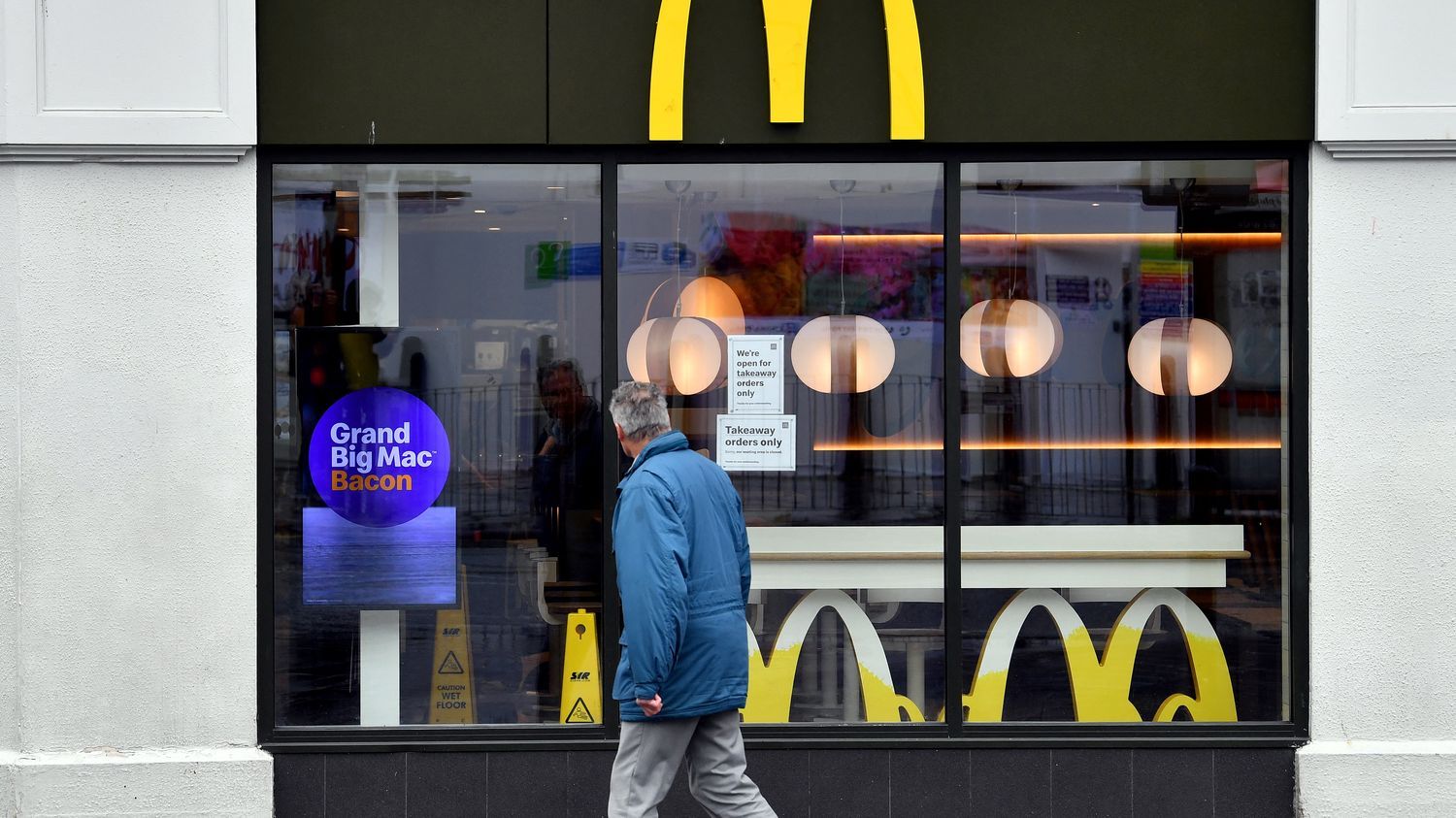 "Il m’a attrapée par les hanches et collée contre son entrejambe" : au Royaume-Uni, des salariés de McDonald's dénoncent des agressions sexuelles