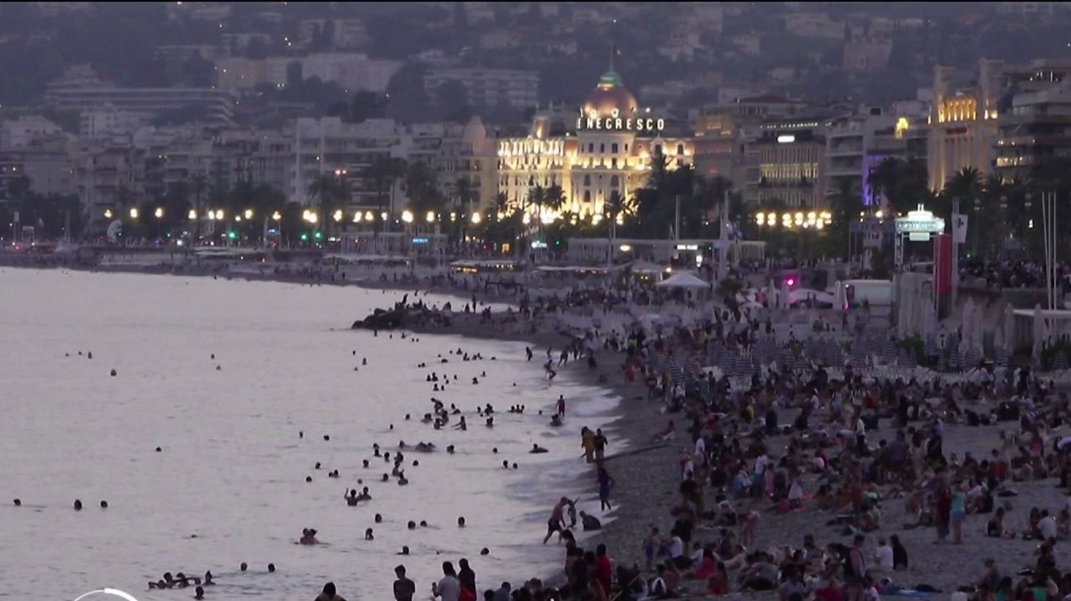 Canicule : vacanciers et locaux suffoquent à Nice