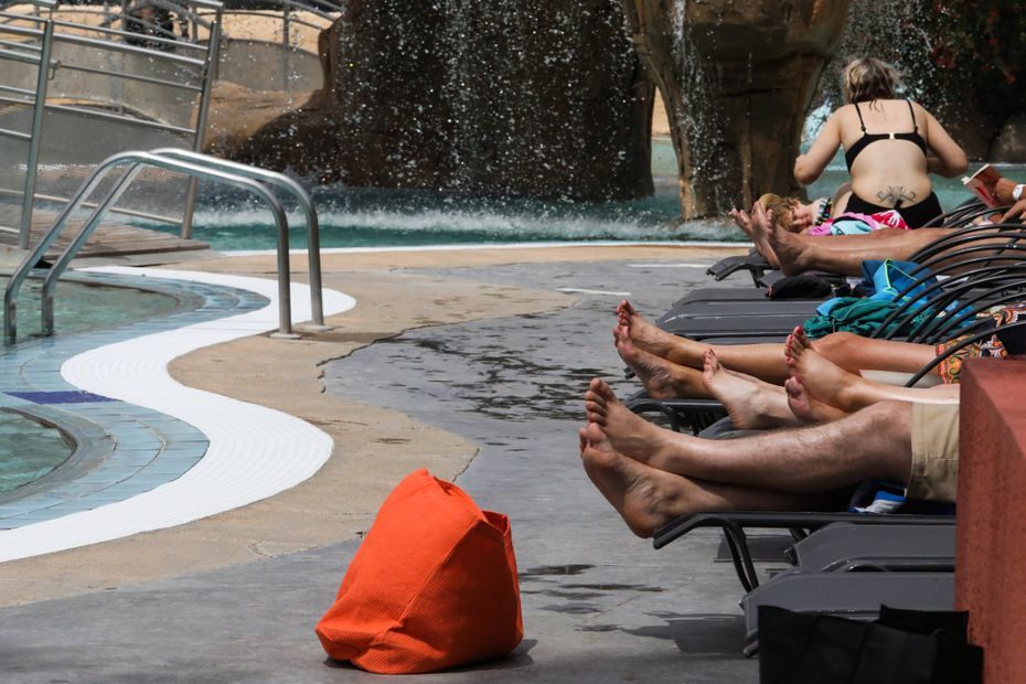 Canicule : dormir nu, prendre une douche froide, couvrir une poussette... ces 5 gestes à ne surtout pas faire pour se rafraîchir