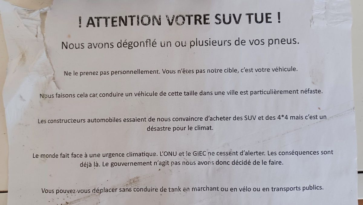 Caen : des militants écologistes dégonflent les pneus d'un véhicule portant la carte de stationnement PMR