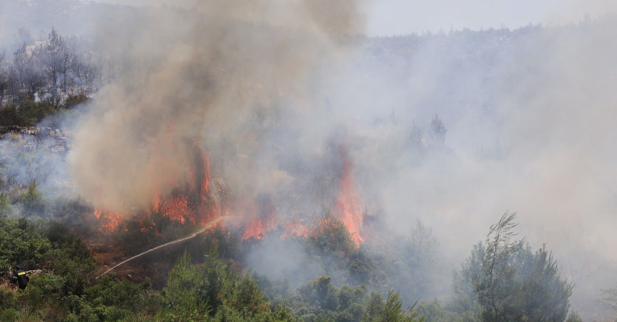 Wildfire rages northwest of Athens unabated, burns homes