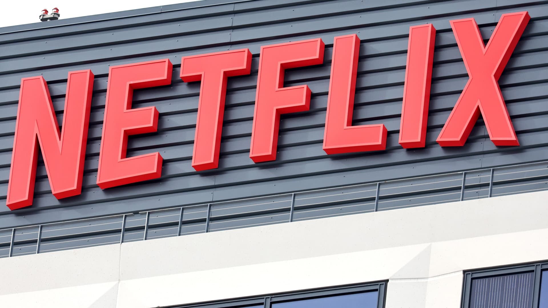 How to trade Netflix using options ahead of earnings