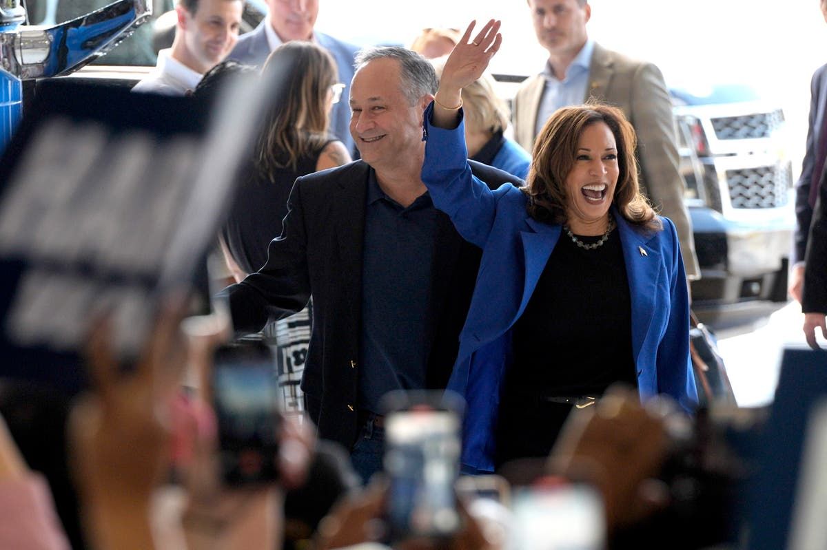 Election 2024 live updates: Harris, Walz hold Pennsylvania bus tour as Trump plans DNC counter-programming events