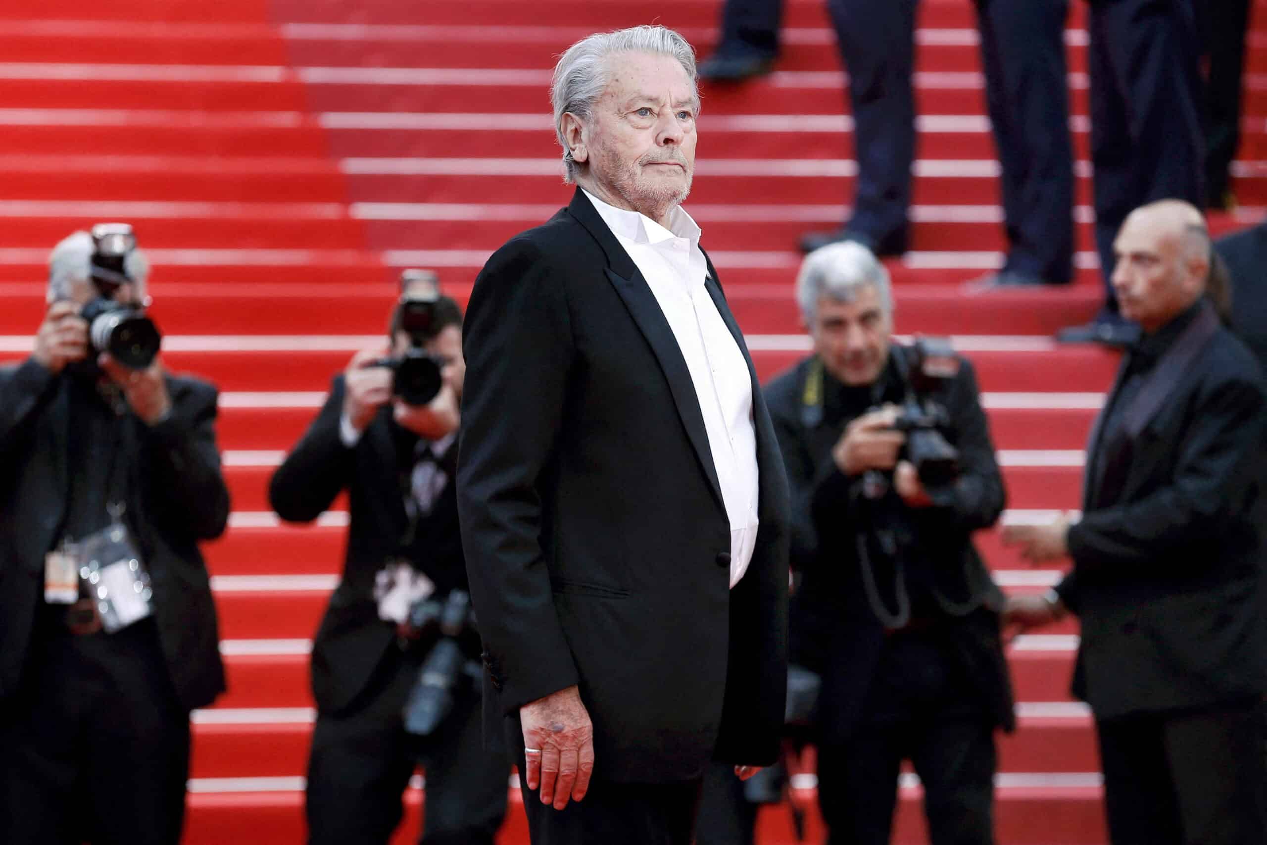 Alain Delon : un mois après sa mort, son plus jeune fils publie une photo de famille déchirante, Anouchka évincée