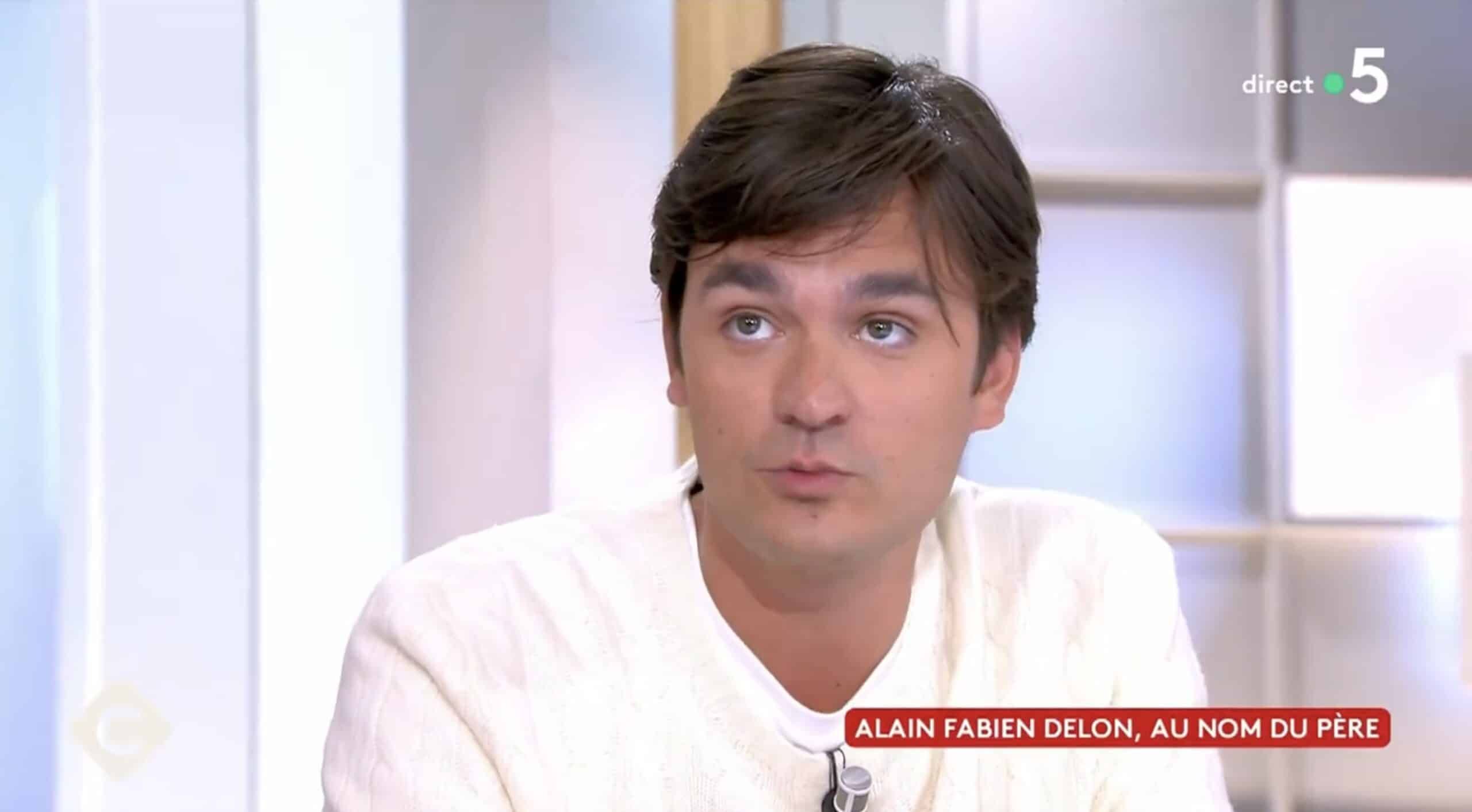 Alain-Fabien Delon fait une révélation surprenante sur l’AVC de son père dans "C à Vous"