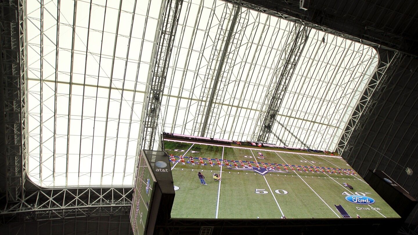 Debris falls from roof onto field at AT&T Stadium hours before Texans-Cowboys game