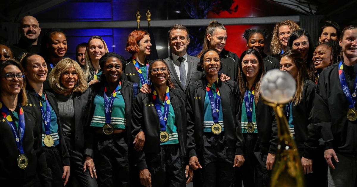 "Bravo, merci, et on ne lâche rien" : Macron reçoit les championnes du monde françaises de handball à l'Elysée