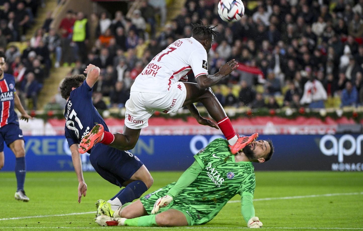 Monaco - PSG : Donnarumma se fait marcher sur le visage, dans quel monde n’y a-t-il pas carton pour Singo ?