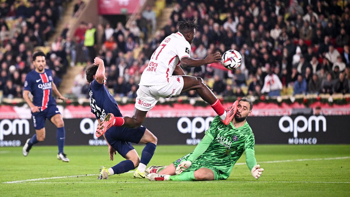 Monaco-PSG : les images de la semelle de Singo en plein visage de Donnarumma, blessé et remplacé