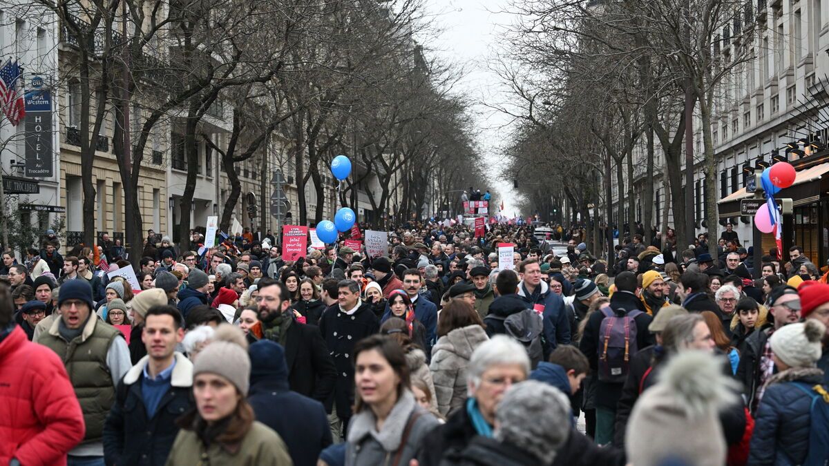 Paris : des milliers de manifestants réunis contre l’IVG, 50 ans après l’adoption de la loi Veil