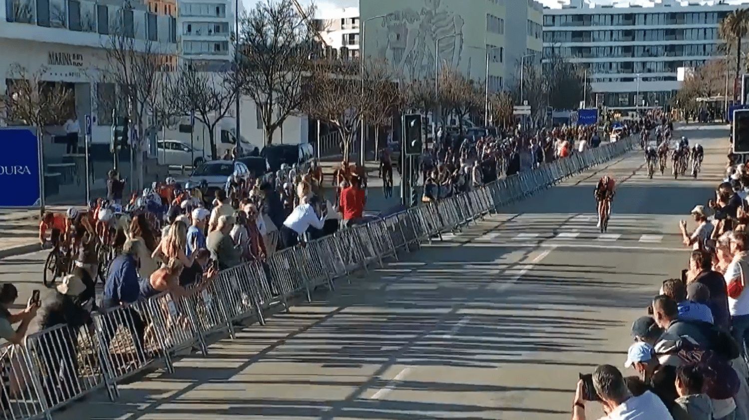 Cyclisme : arrivée ubuesque au Tour d'Algarve, le peloton se trompe de route et sprinte au milieu des spectateurs