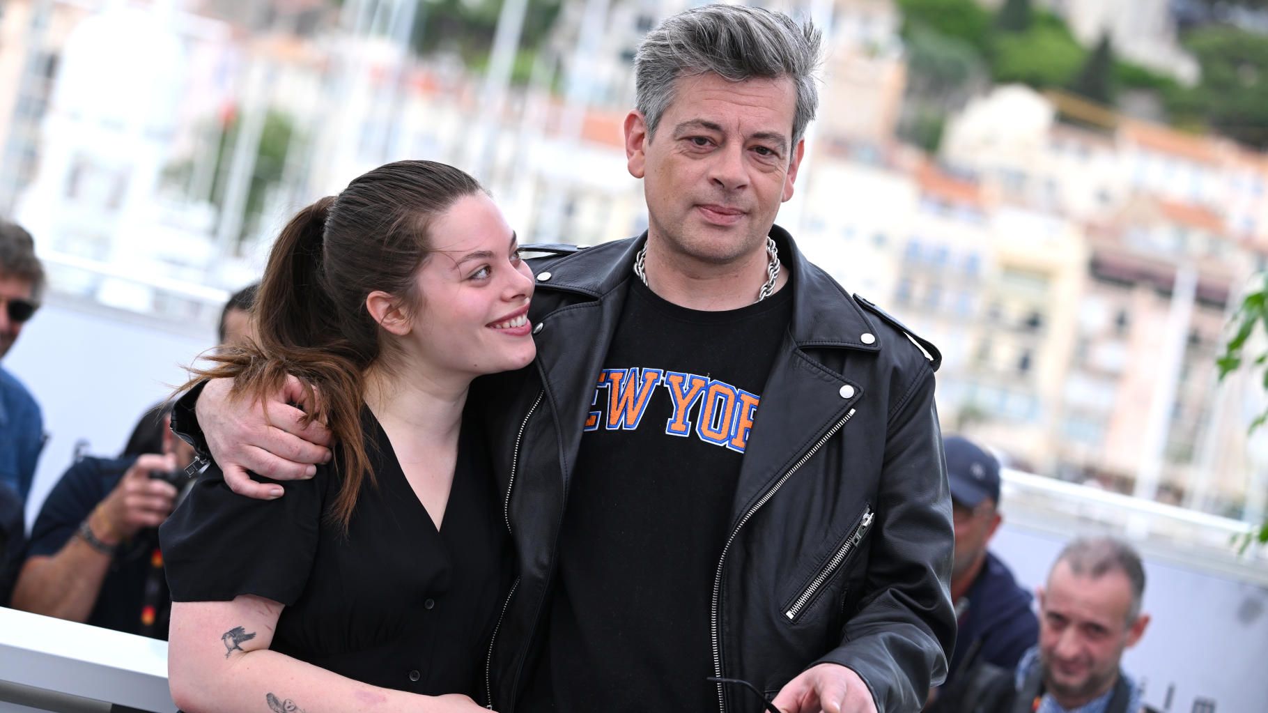 Benjamin Biolay et Anna Biolay, au casting de " Rosalie ", prennent la pose à Cannes