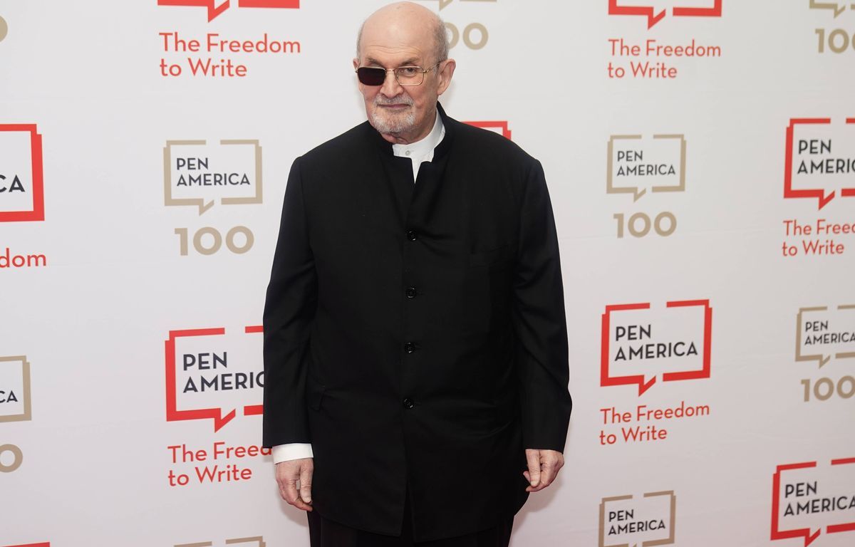 Salman Rushdie réapparaît en public neuf mois après l’attaque qui a failli lui coûter la vie