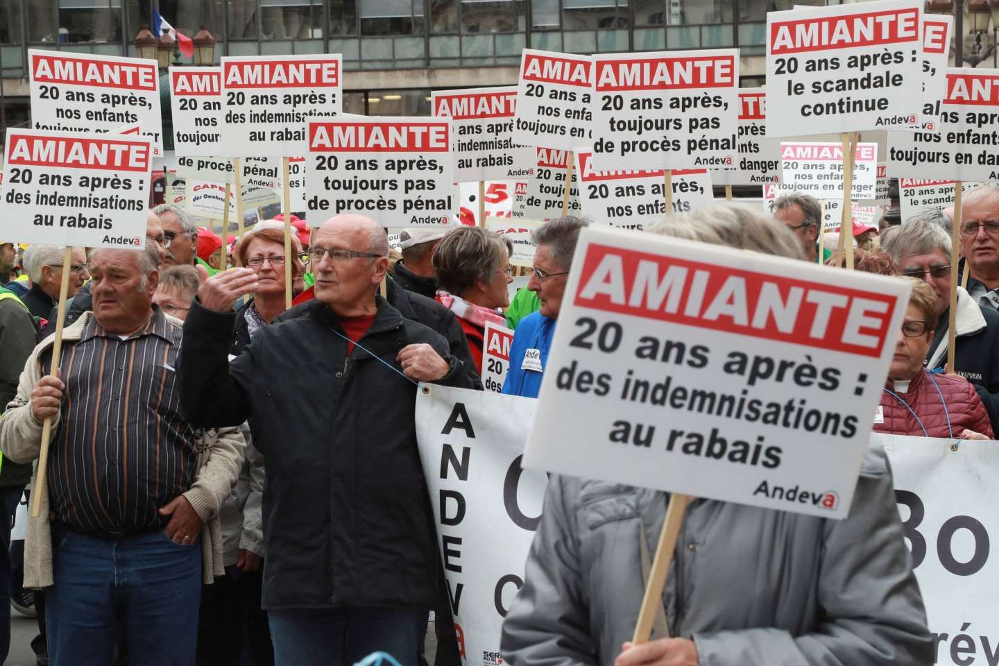 Amiante : le tribunal de Paris refuse la tenue d’un procès pénal réclamé par des victimes