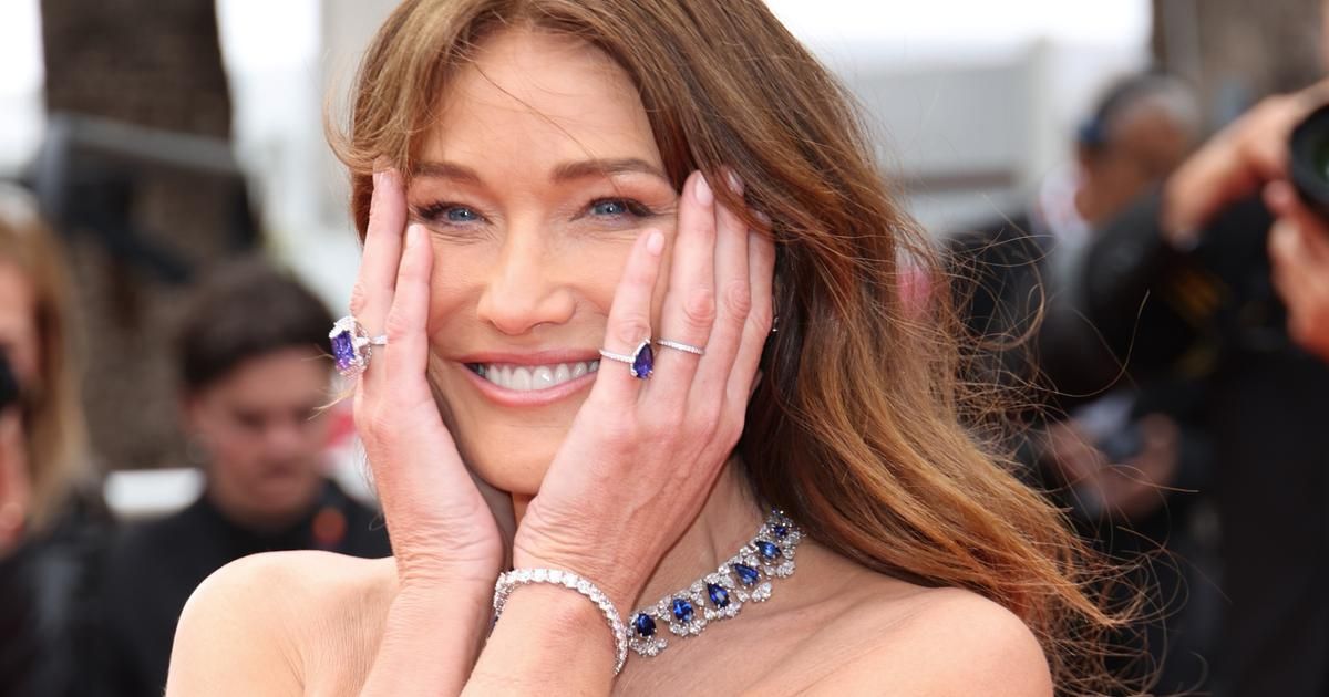 Carla Bruni-Sarkozy en minirobe argentée sur les marches de Cannes, comme si de rien n'était