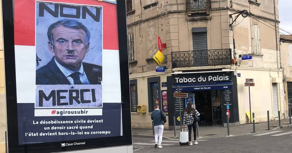 Affiches de Macron grimé en Hitler à Avignon : pourquoi les auteurs pourraient ne pas être condamnés