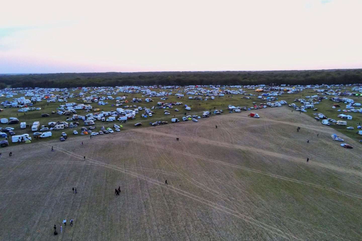 Teknival dans l’Indre : les festivaliers continuent d’affluer par milliers, un blessé en urgence absolue pris en charge