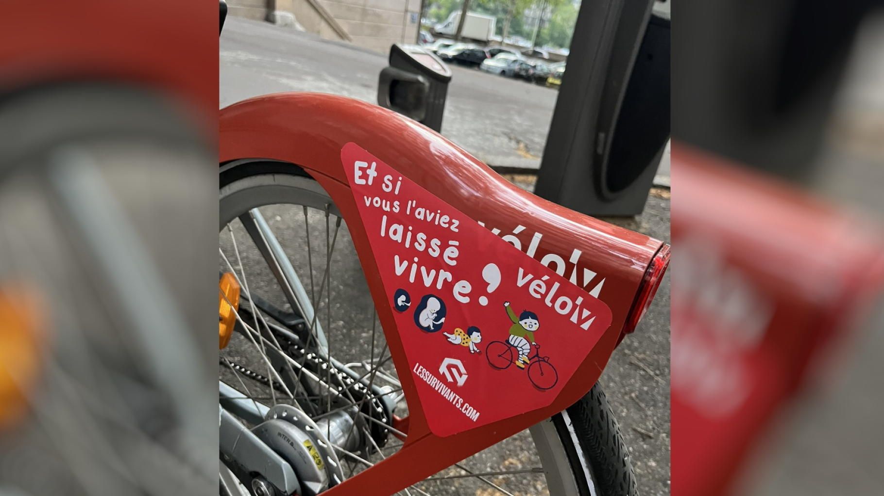 À Lyon, une campagne de pub sauvage anti-IVG sur les Vélo’v condamnée par le maire et les élus locaux