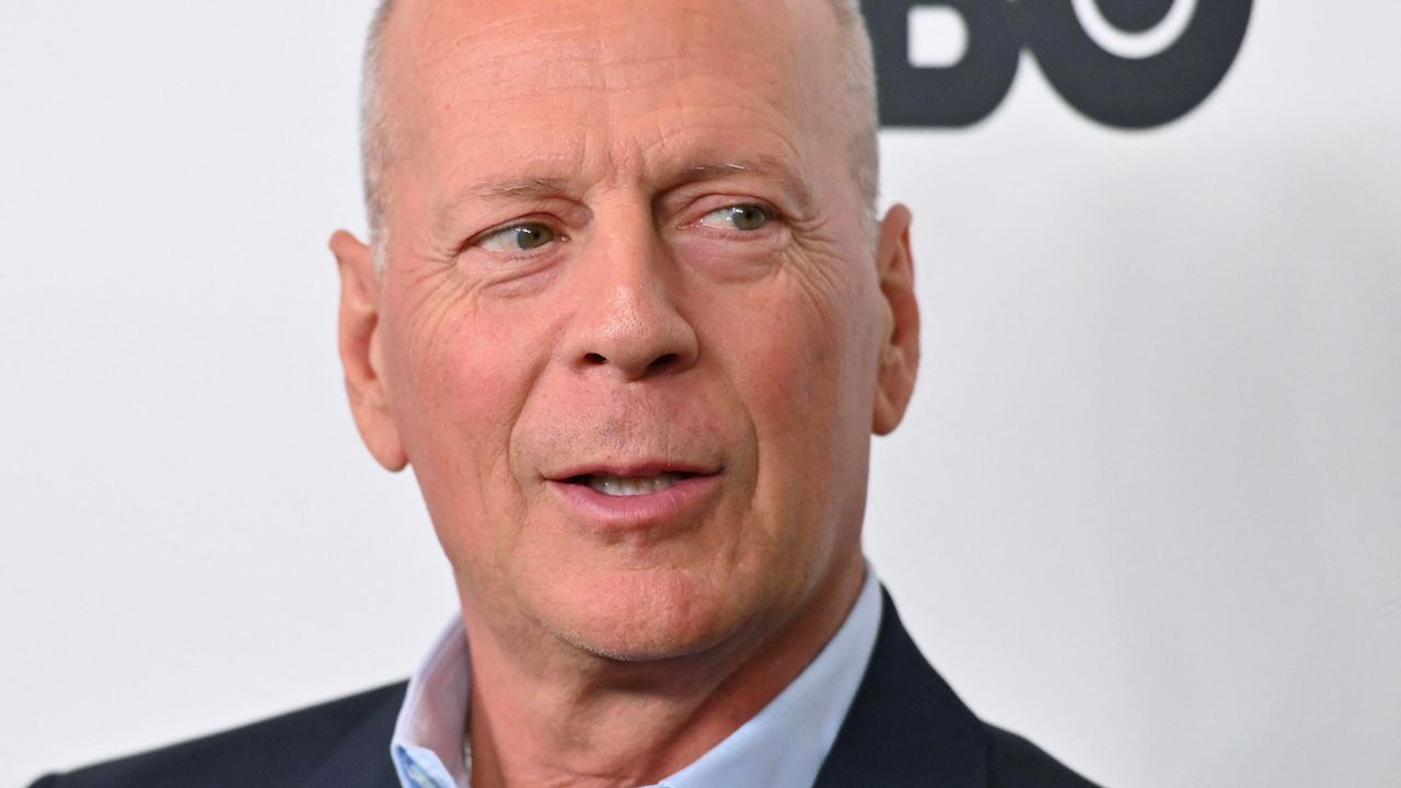 Atteint de démence, Bruce Willis pose avec sa petite-fille pour la fête des pères