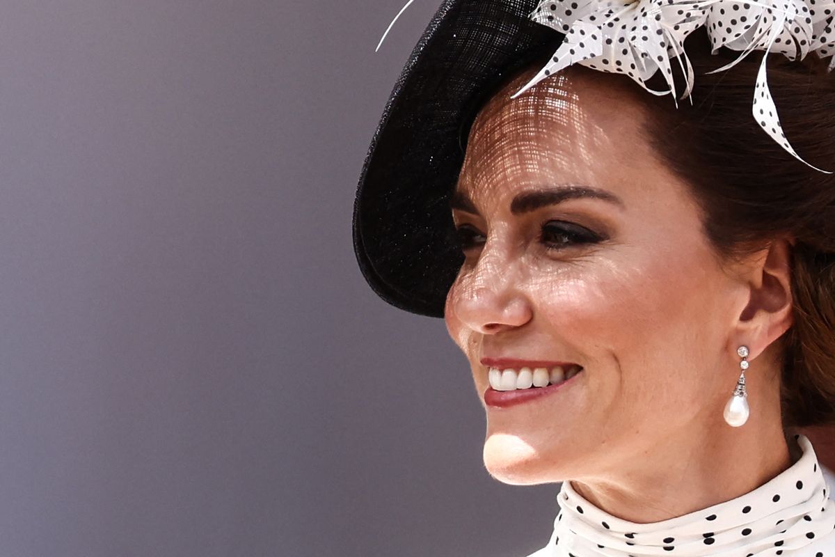 Kate Middleton sublimissime : chignon tressé, chapeau, robe à pois… look grandiose pour un événement historique