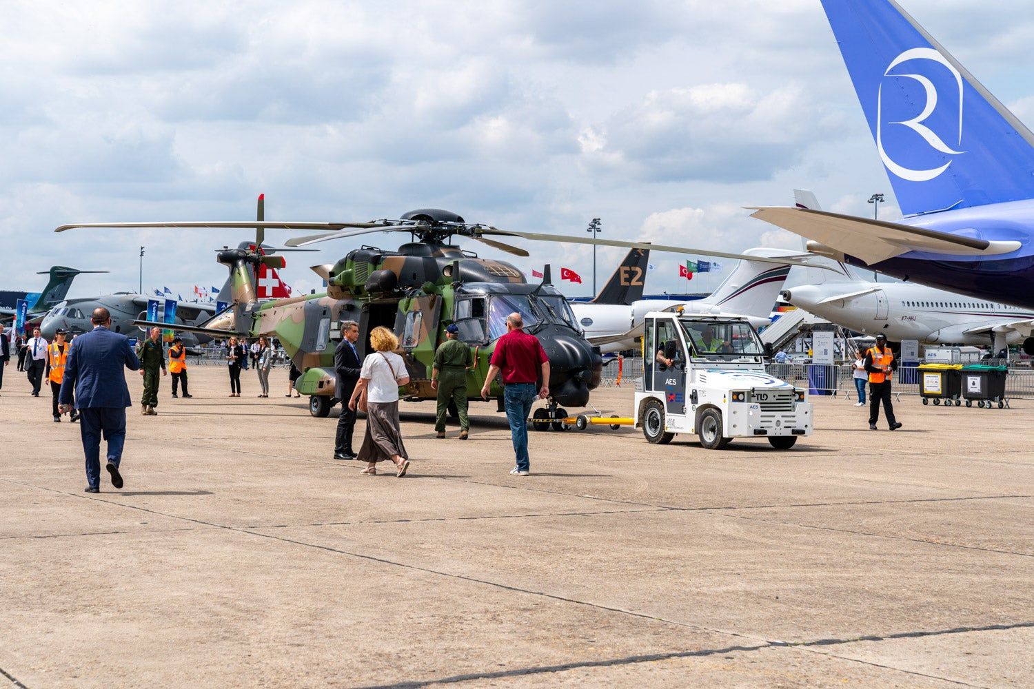 The biggest aircraft order in aviation history and other cool things from day 1 of the Paris Air Show