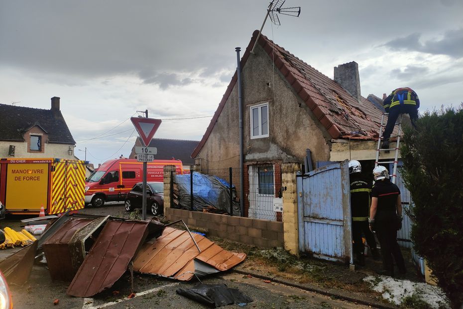 PHOTOS. Grêle, toits détruits, arbres couché : de gros dégâts après le passage de l'orage dans un village du Cher