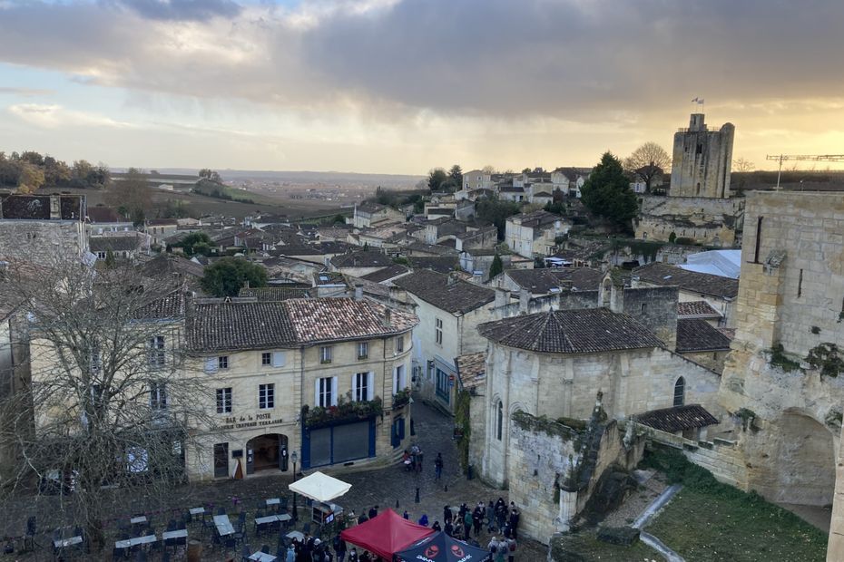 Il y a t-il trop de monde au même endroit ? A Saint-Emilion, le surtourisme fait réagir