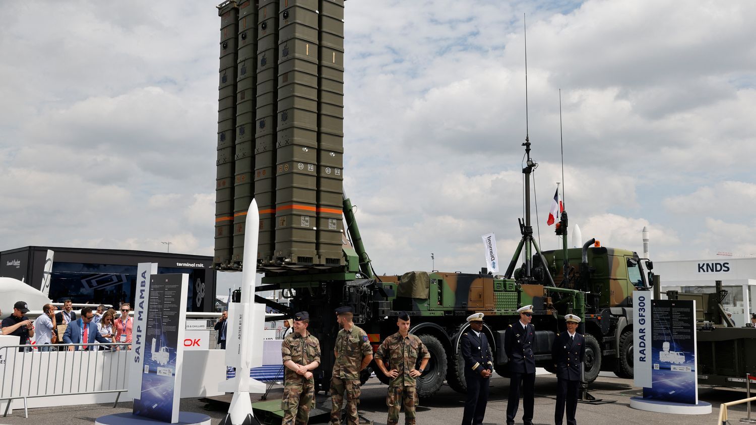 Guerre en Ukraine : un système de défense sol-air de fabrication franco-italienne livré à Kiev, annonce Emmanuel Macron