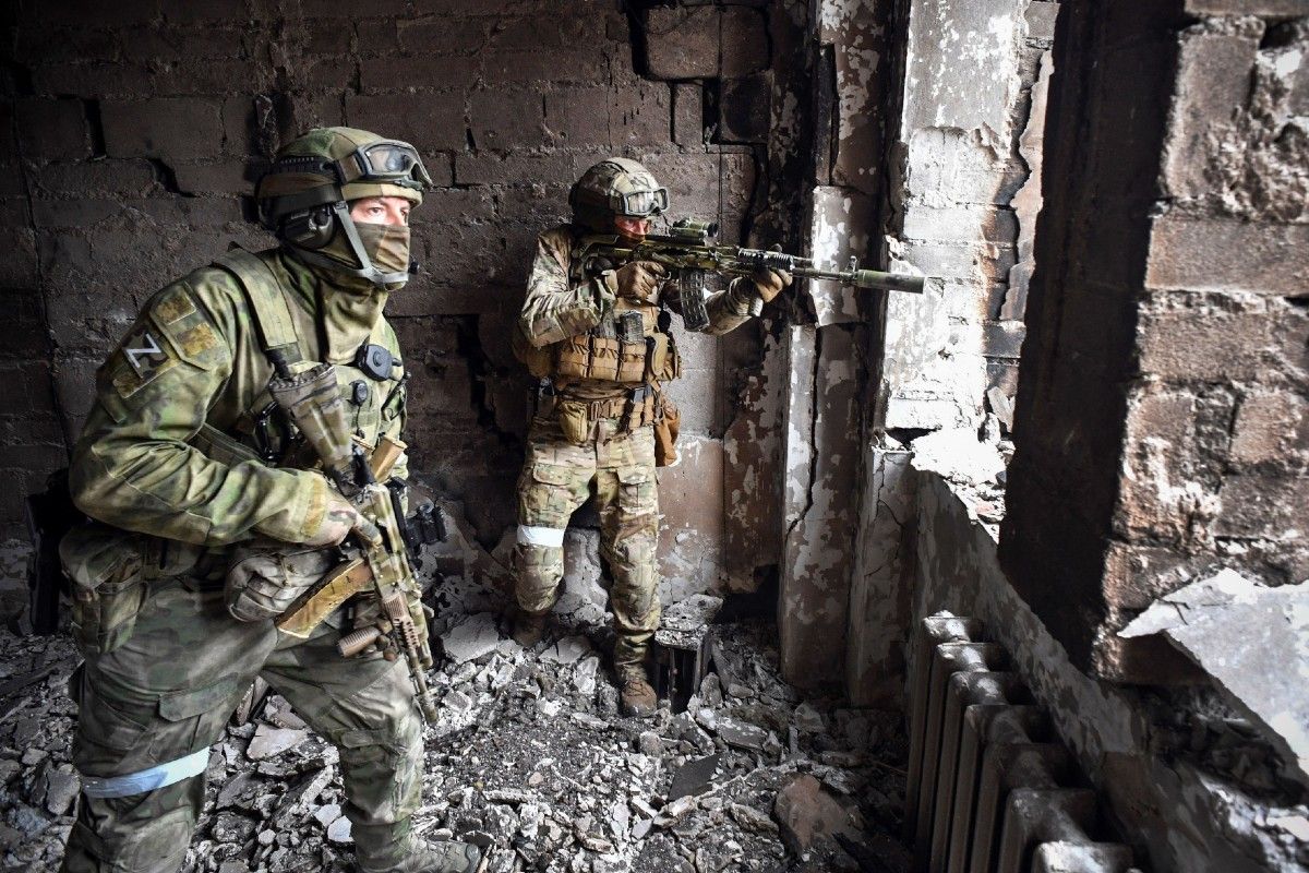 Ukraine Soldiers Take Out Trench Filled With Russians in Graphic Video