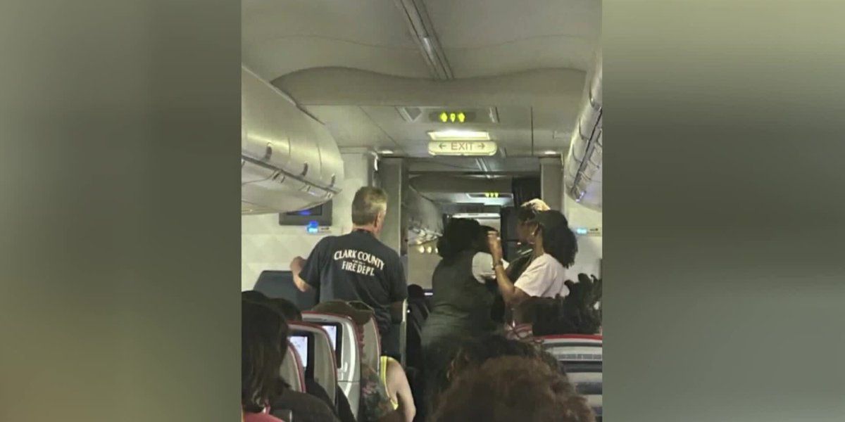 Las Vegas passengers stuck on plane in triple digit heat