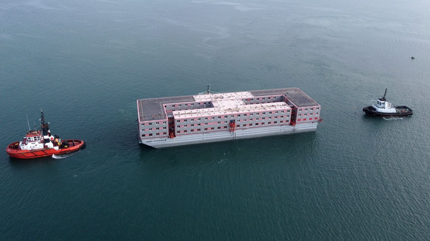 Royaume-Uni : "hôtel flottant" ou "bateau prison", une péniche met en lumière la nouvelle politique controversée du gouvernement