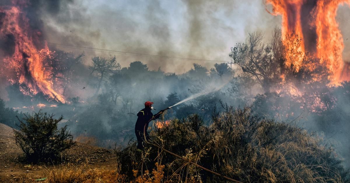 Grèce : "énorme bataille" contre les incendies, des centaines de pompiers mobilisés