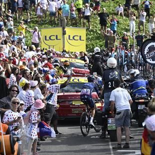 Nouvelle polémique avec les motos : "C'était honteux", s'agace Thibaut Pinot