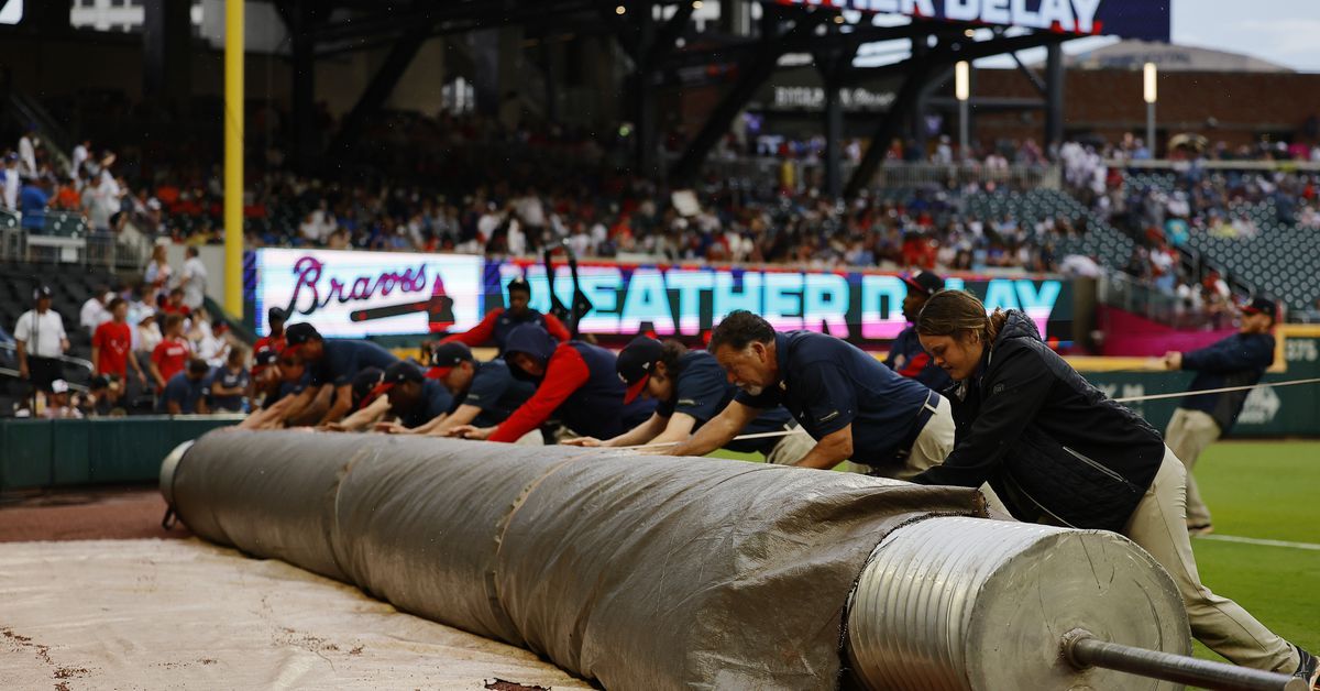 Braves, Cardinals rain delay updates