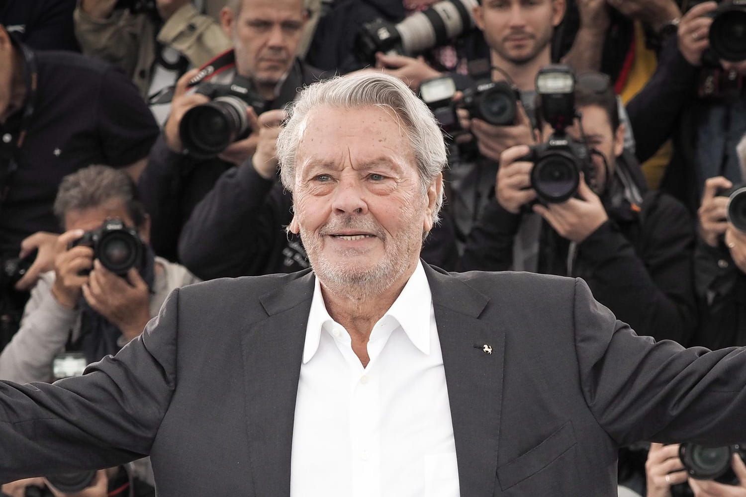 Mort d'Alain Delon : ce que l'on sait de ses derniers jours et de ses obsèques