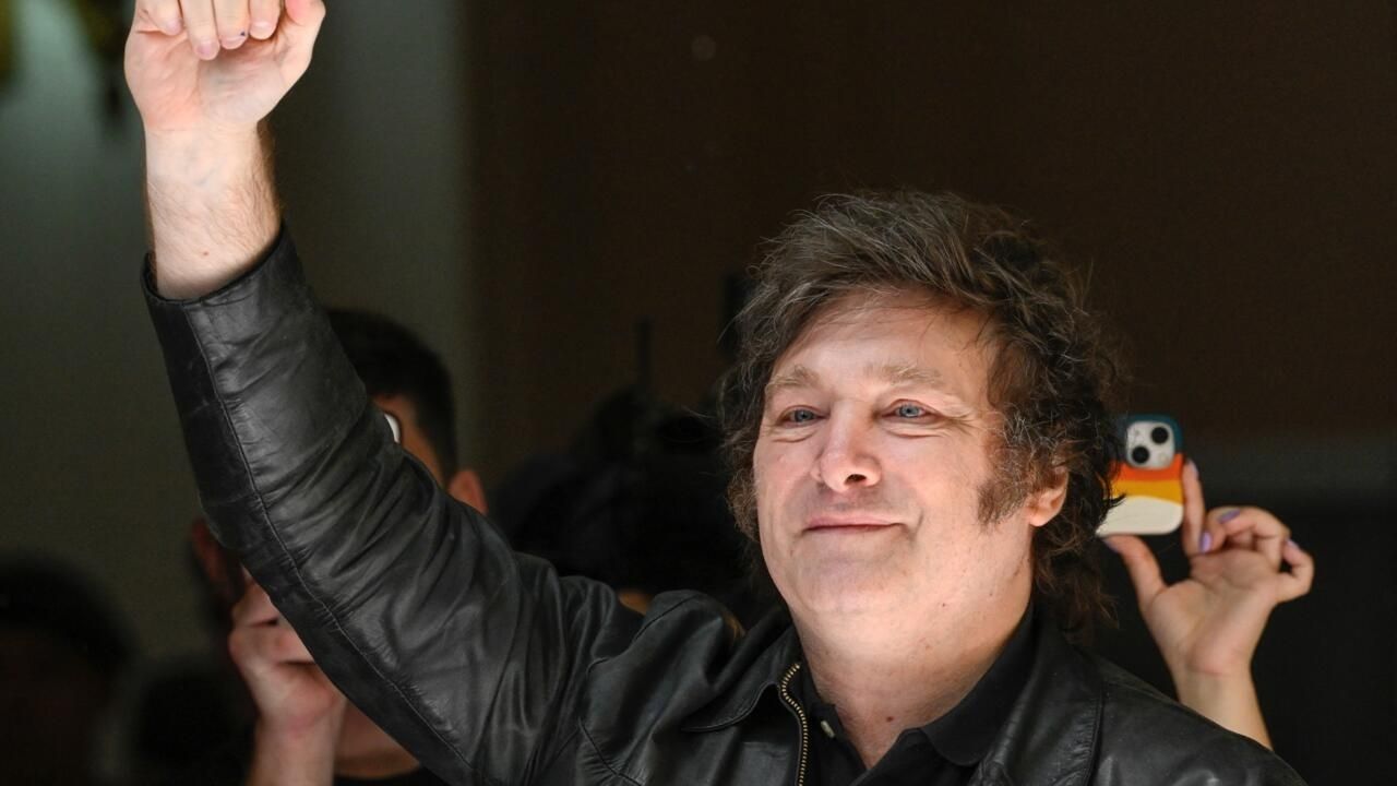 Le candidat antisystème Javier Milei remporte la présidentielle en Argentine