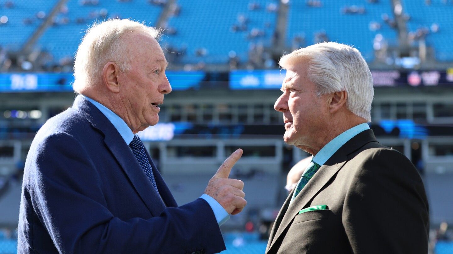 Jerry Jones tells Jimmy Johnson he'll enter the Ring of Honor on December 30