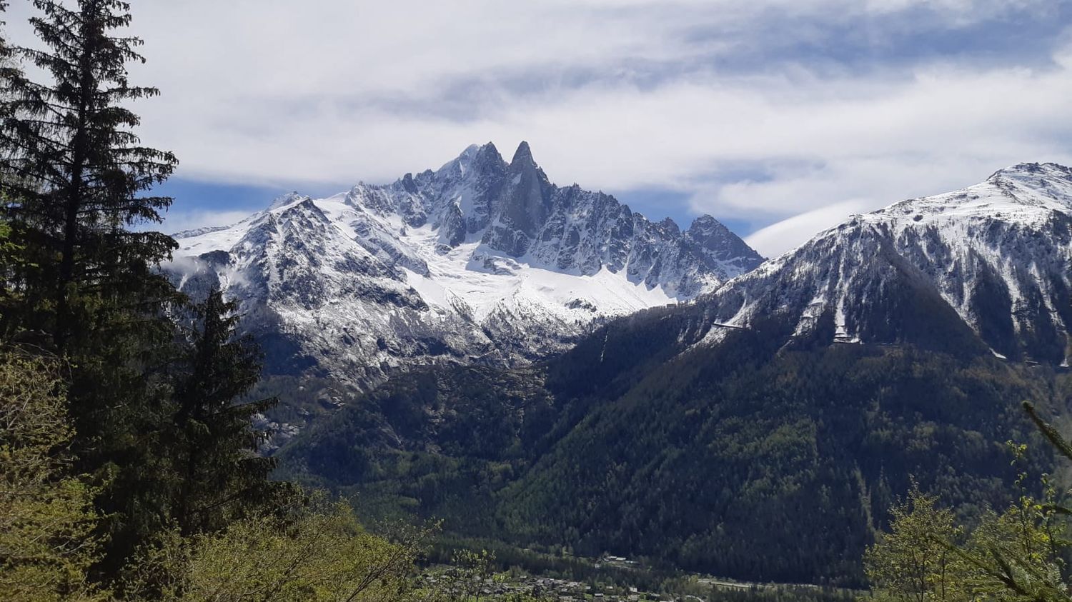 Haute-Savoie : une personne est morte dans une avalanche en secteur hors piste à Chamonix-Mont-Blanc