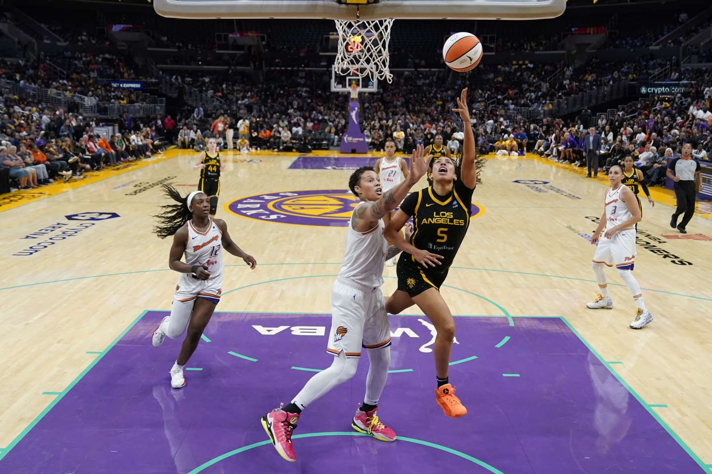 Brittney Griner, détenue dix mois en Russie, de retour sur les terrains de basket