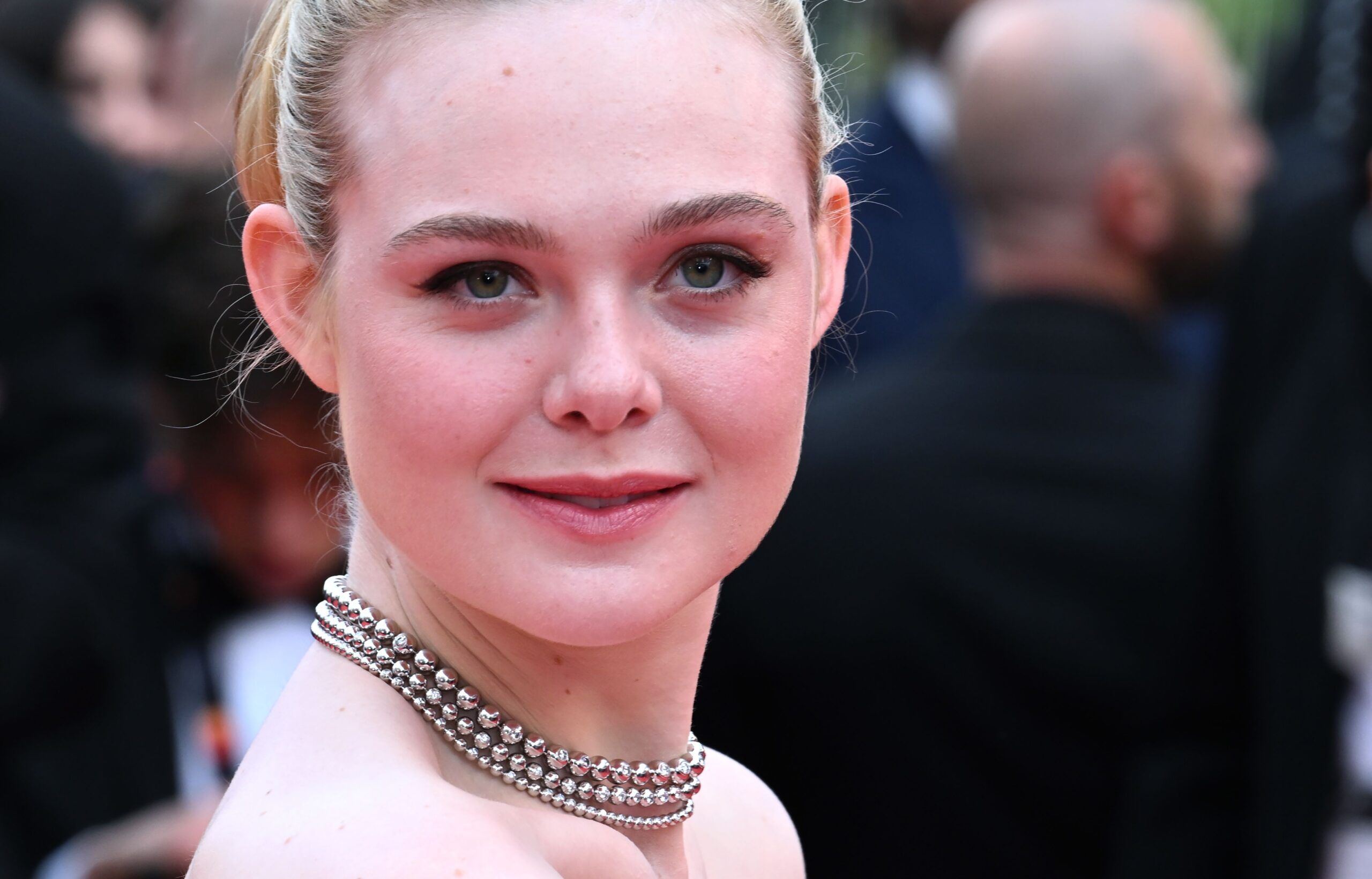 Festival de Cannes 2023 : Elle Fanning est à couper le souffle dans une robe plus que sexy signée Paco Rabanne