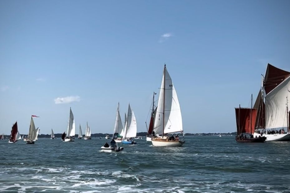 Semaine du Golfe 2023. Dès 14h45, suivez la Grande Parade en direct. 1.300 bateaux sur l'eau, de Port-Navalo à Vannes